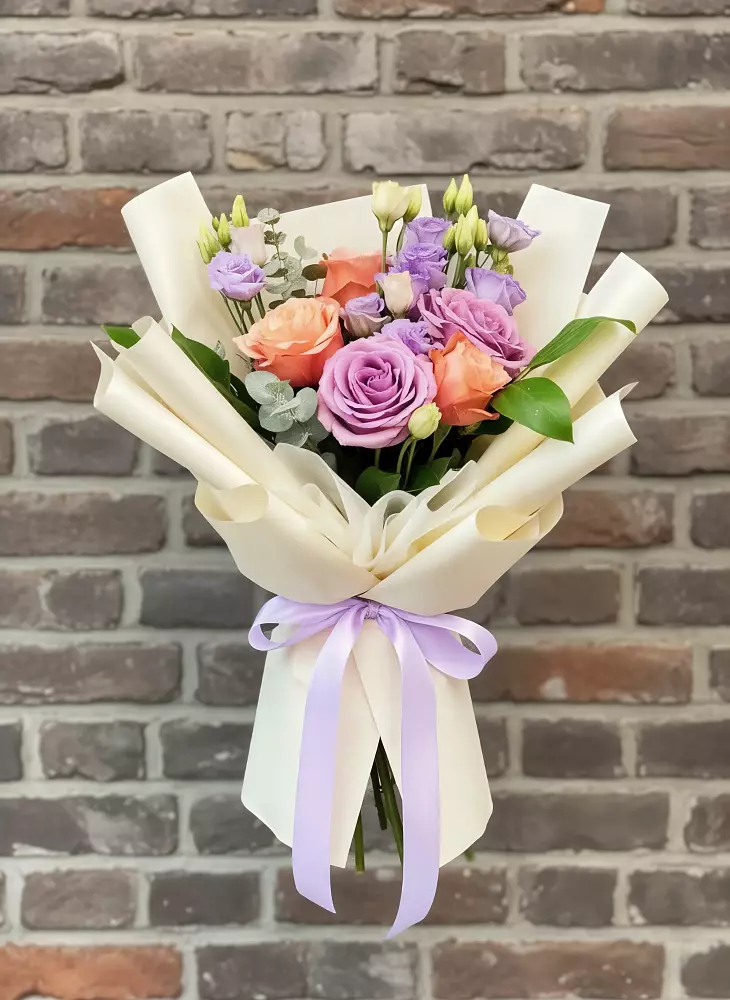 Букет цветов из: Лизиантусы и Розы в Октябрьске Самарская область