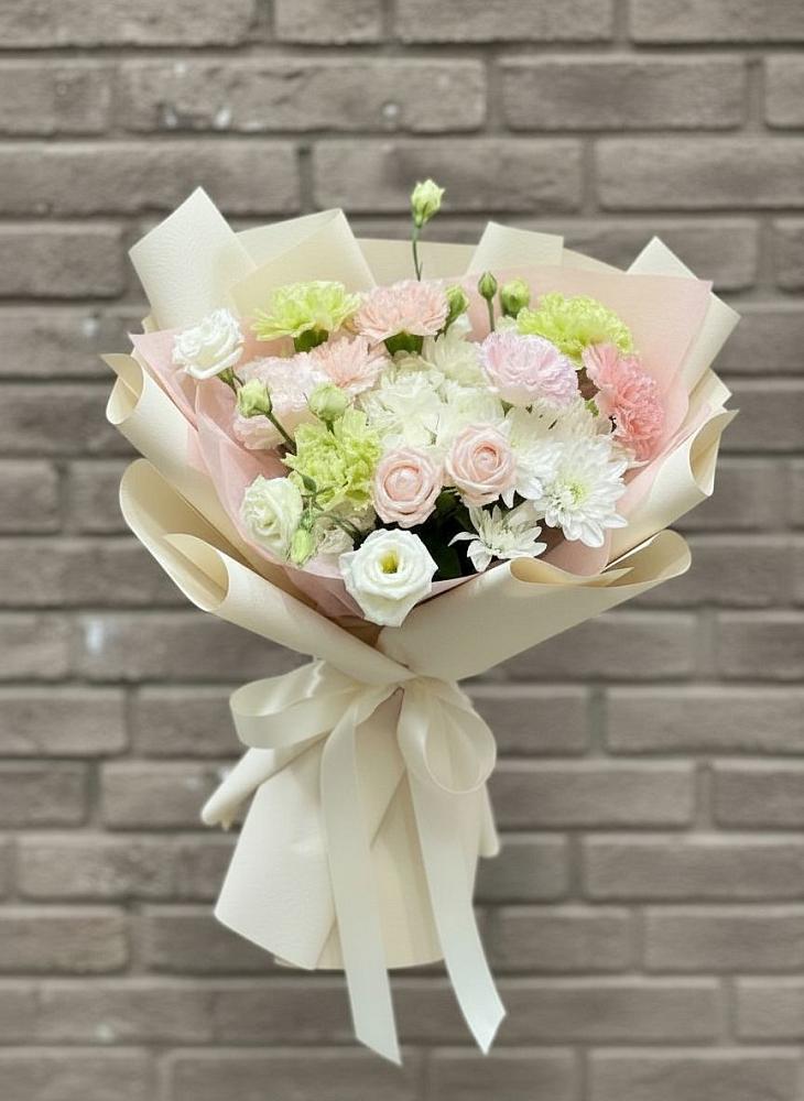 Букет цветов из: Гвоздики, Розы, Лизиантусы и Хризантемы в Октябрьске Самарская область