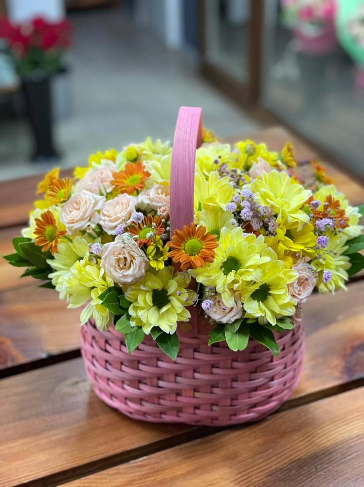 Цветочная композиция из Хризантемы и Розы в корзине в Октябрьске Самарская область