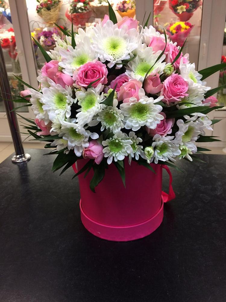 Цветочная композиция из Розы и Хризантемы в шляпной коробке в Октябрьске Самарская область