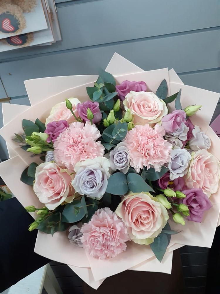 Букет цветов из: Розы, Гвоздики и Лизиантусы в Октябрьске Самарская область